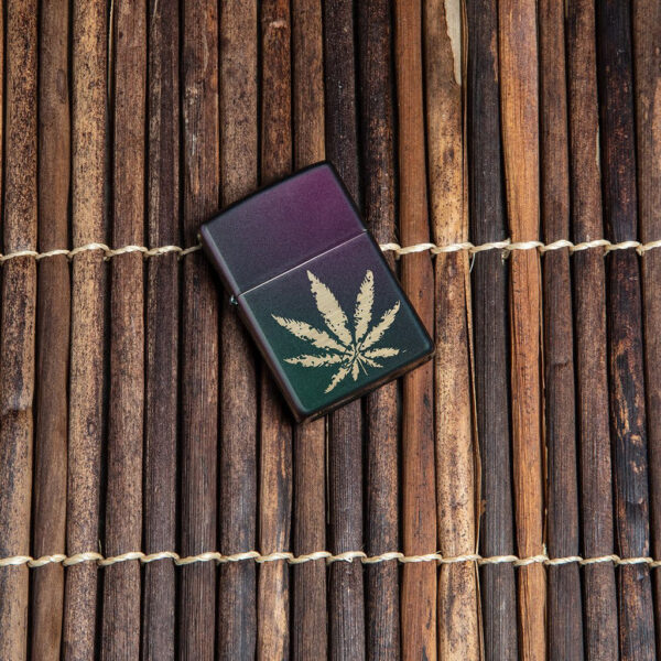 Zippo tulemasin Iridescent Marijuana Leaf - Image 2