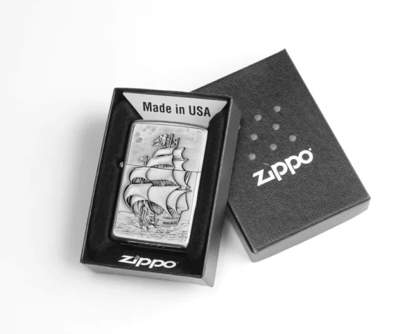 1300154 Zippo tulemasin 200 Pirate Ship Emblem - Image 2