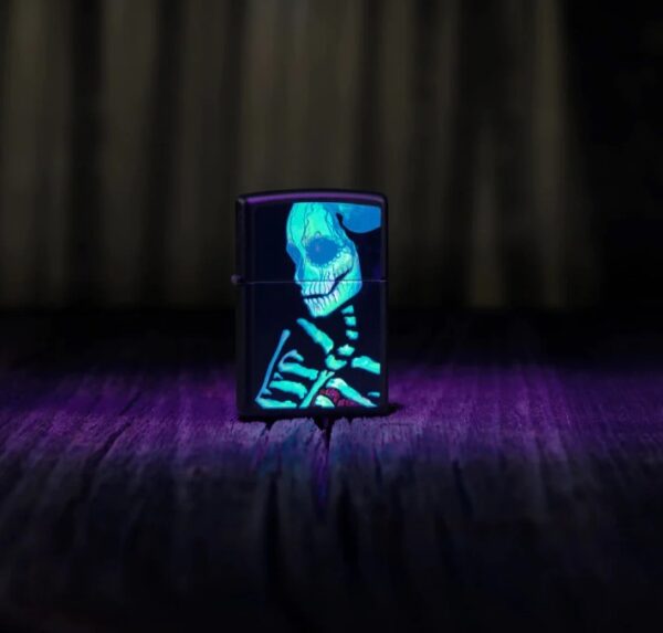 48761 Zippo tulemasin 218 Glowing Skull Design - Image 2