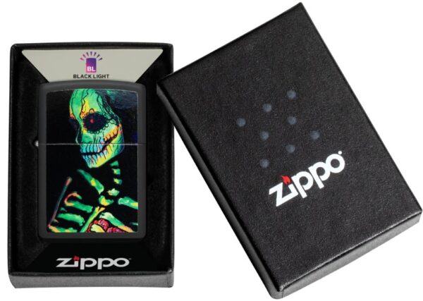 48761 Zippo tulemasin 218 Glowing Skull Design - Image 4